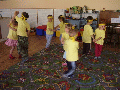 Děti z Mateřské školy tančí