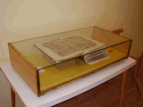 Opravená bible ve vitríně