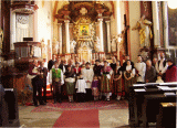 Společné foto krojovaných účastníků, vikáře a sboru