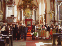 Společné foto krojovaných účastníků mše a pěveckého sboru